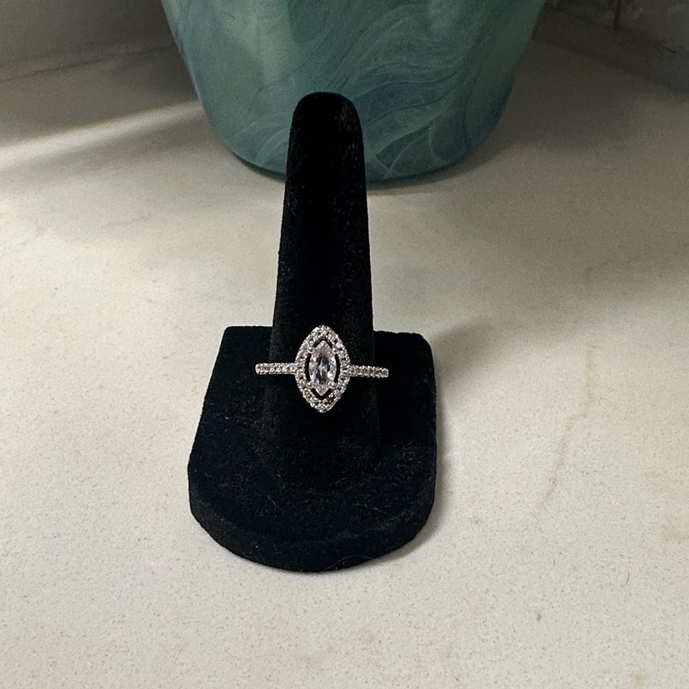 Elegant Silver Marquise Cut Ring - Picture 2 of 3
